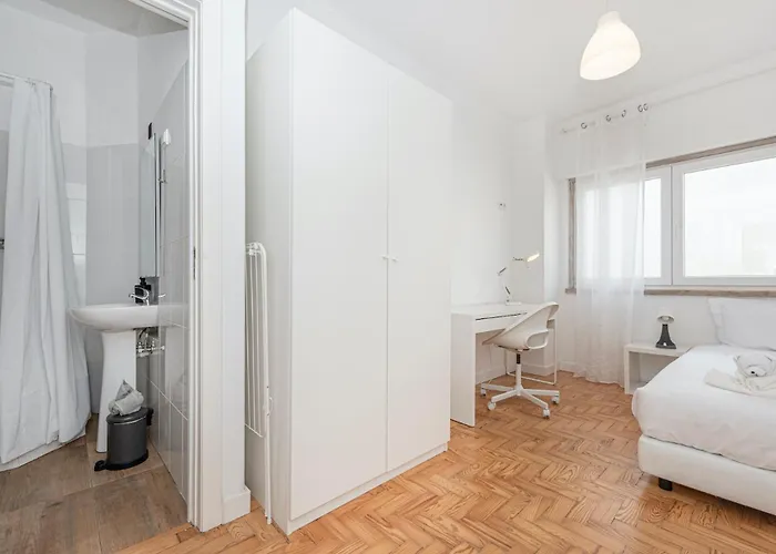 Houze Spacious Near Marques De Pombal Lägenhet